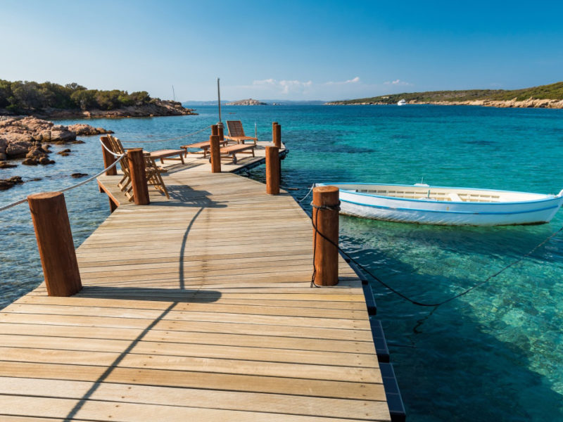 Pontile in legno in area marina